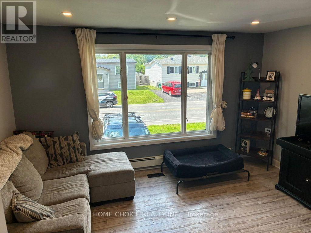 Unit 2 (Upper Unit) - 50 Fringewood Drive, Ottawa, Ontario K2S 1T8 - Photo 4 - X13694068
