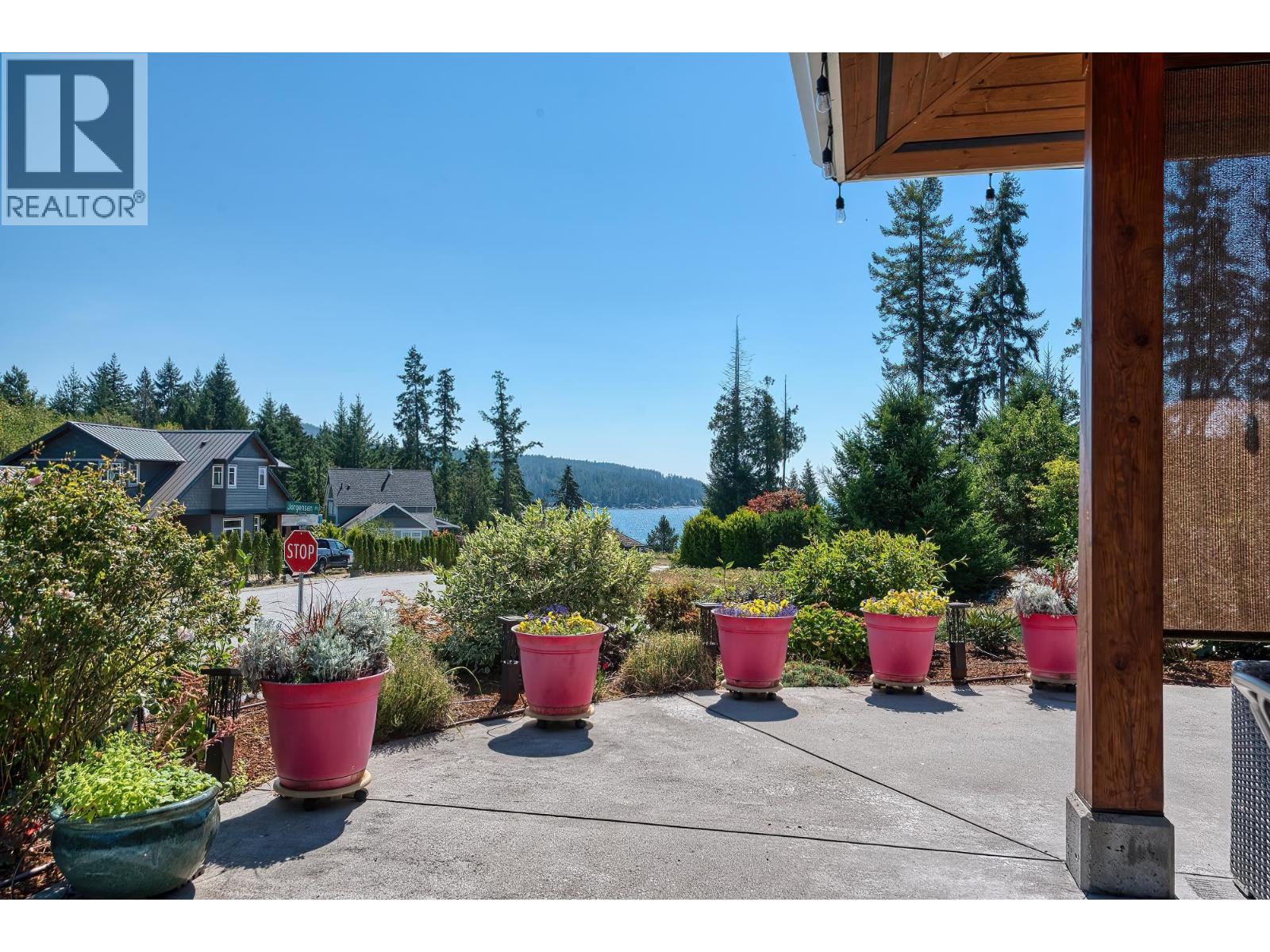 9326 Jorgensen Place, Halfmoon Bay, British Columbia  V7Z 1B4 - Photo 17 - R3158056