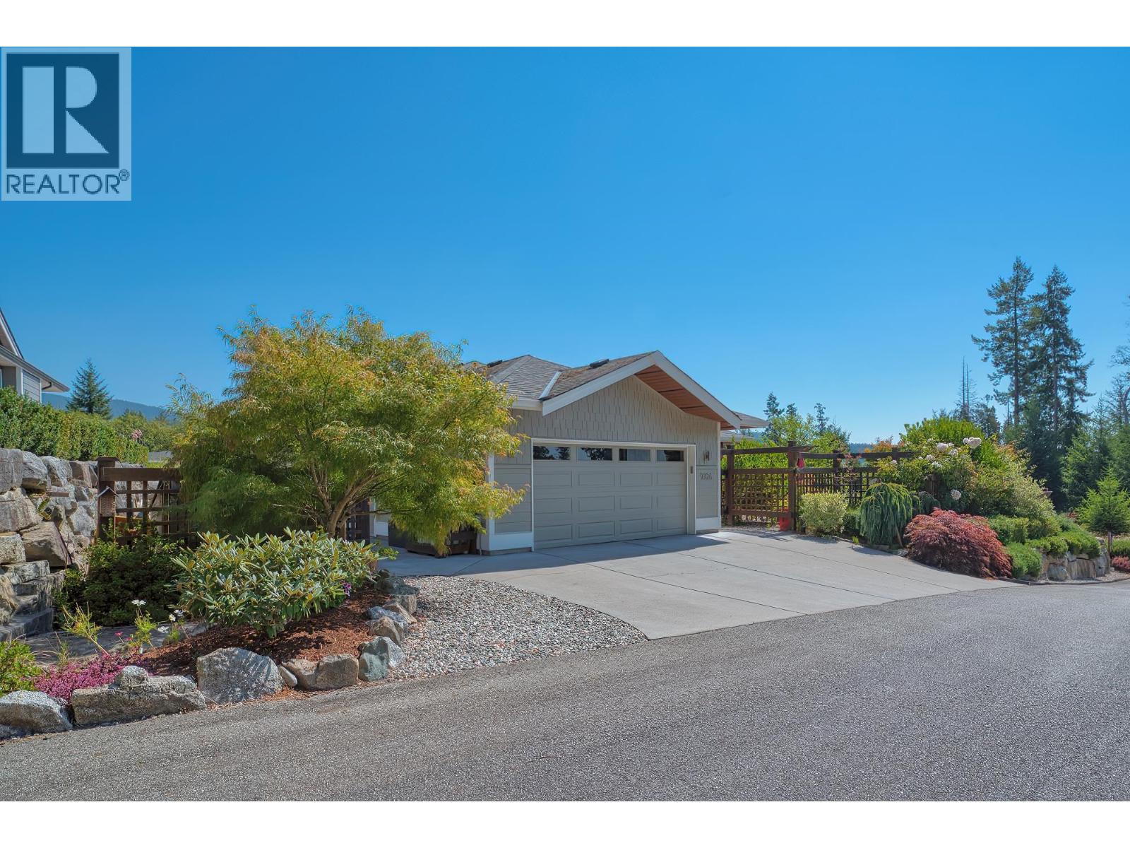 9326 Jorgensen Place, Halfmoon Bay, British Columbia  V7Z 1B4 - Photo 2 - R3158056