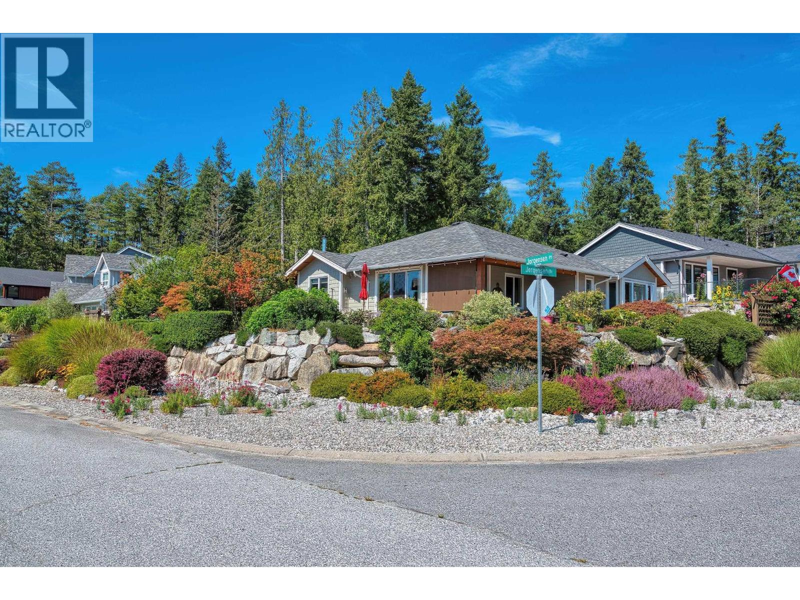 9326 Jorgensen Place, Halfmoon Bay, British Columbia  V7Z 1B4 - Photo 3 - R3158056