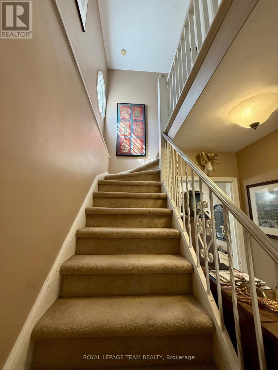 881 Smyth Road, Ottawa, Ontario K1G 1P4 - Photo 2 - X13704310