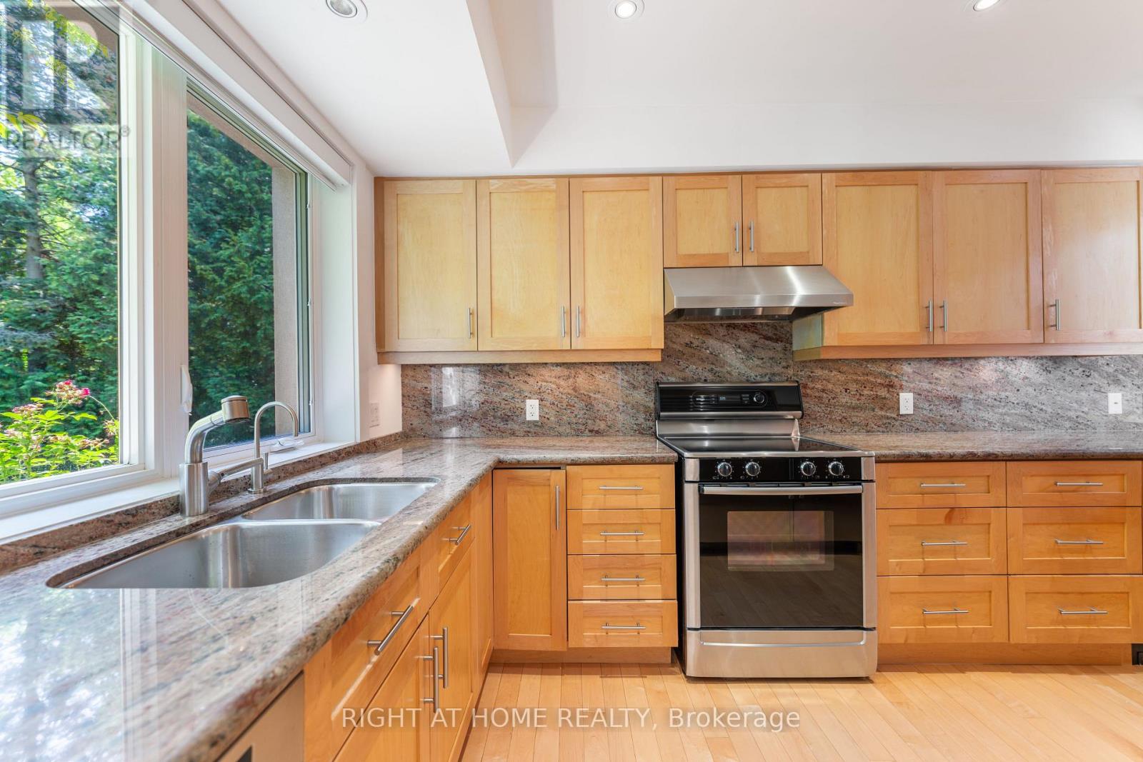 49 Tottenham Road, Toronto, Ontario  M3C 2J5 - Photo 12 - C13704312