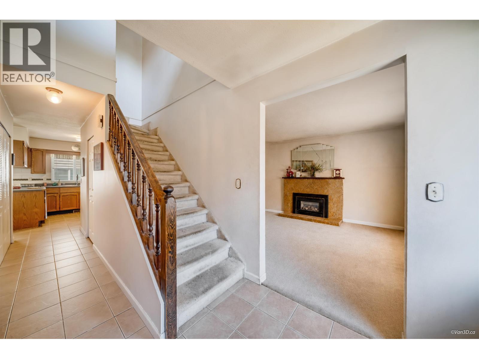 2871 Mccoomb Drive, Coquitlam, British Columbia  V3B 6L2 - Photo 3 - R3157452