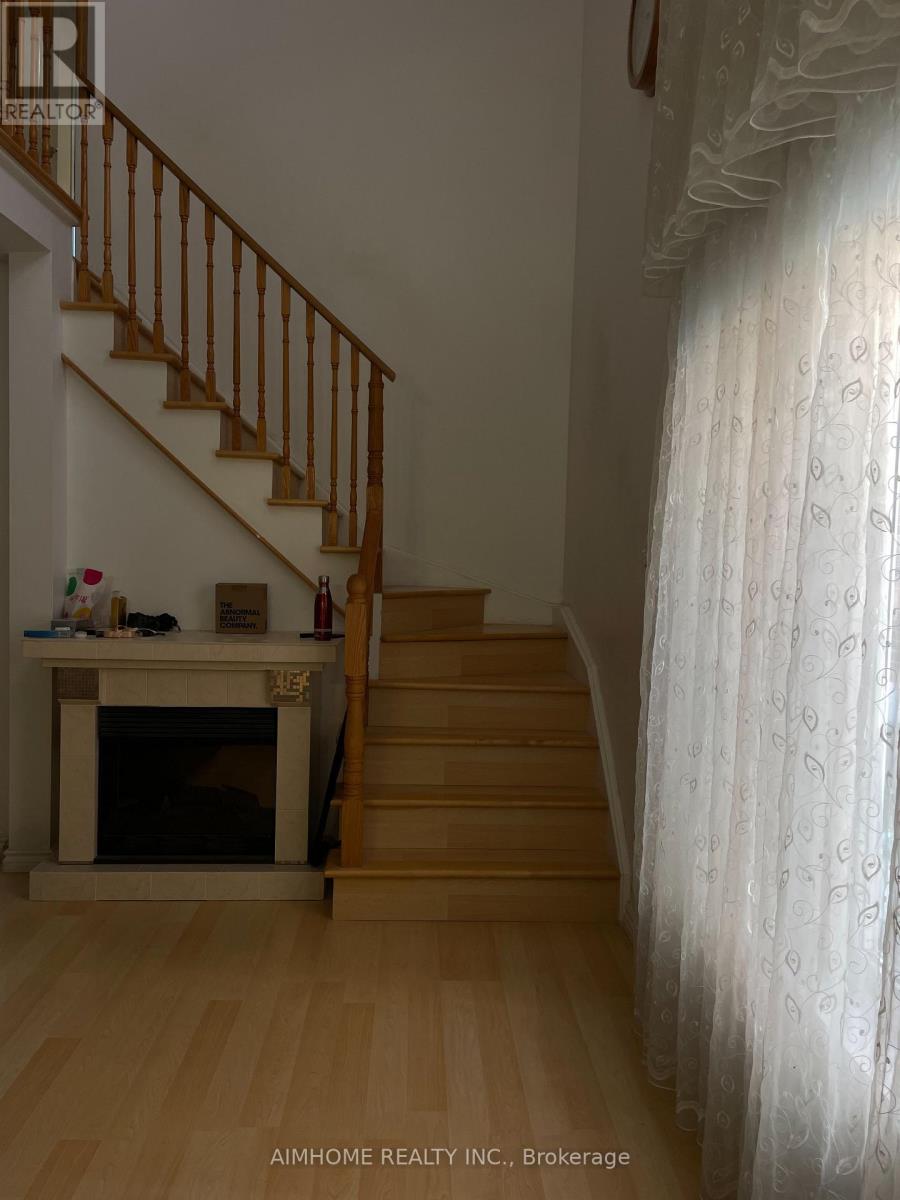 6928 Glory Court, Mississauga, Ontario  L5N 7E1 - Photo 3 - W13704404