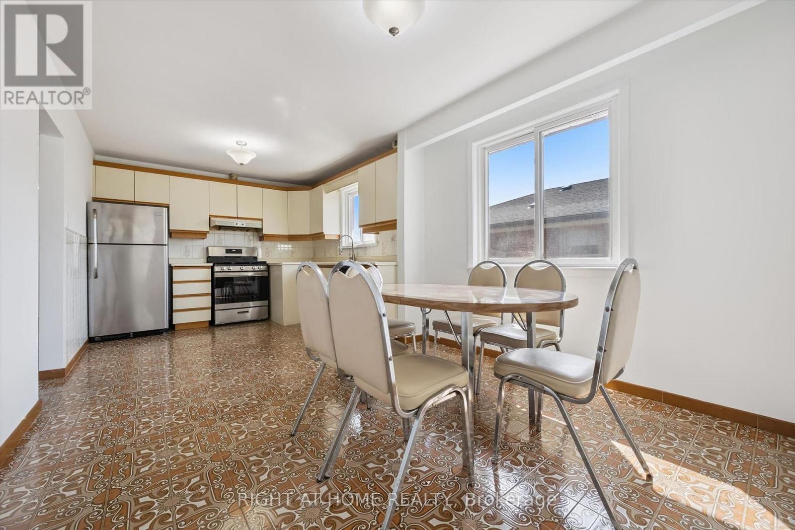 27 Jocada Road, Toronto, Ontario  M6L 2J4 - Photo 10 - W13704406