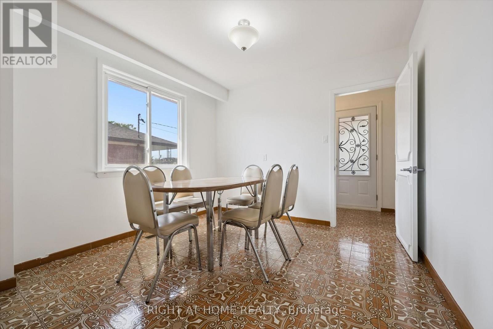 27 Jocada Road, Toronto, Ontario  M6L 2J4 - Photo 11 - W13704406