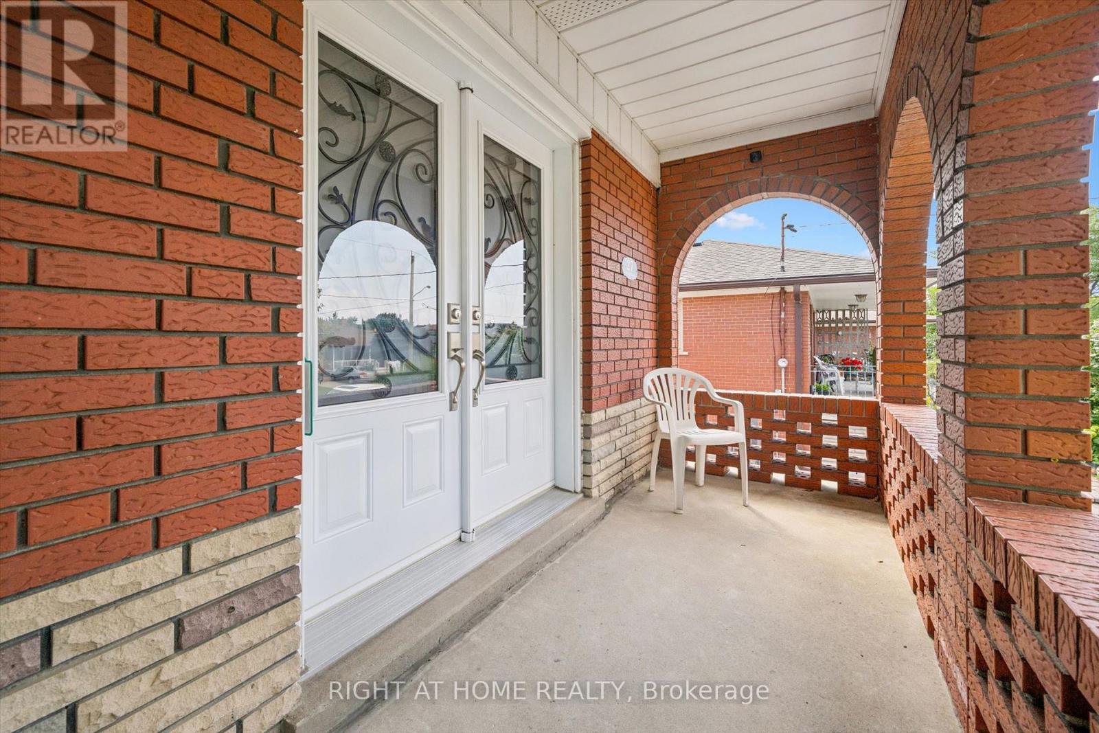 27 Jocada Road, Toronto, Ontario  M6L 2J4 - Photo 5 - W13704406