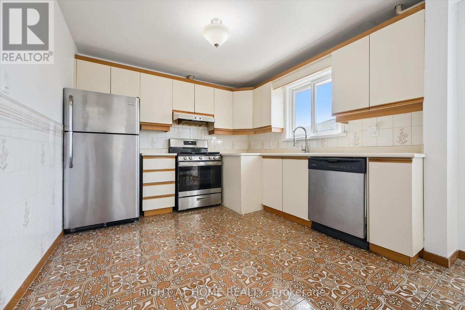 27 Jocada Road, Toronto, Ontario  M6L 2J4 - Photo 7 - W13704406
