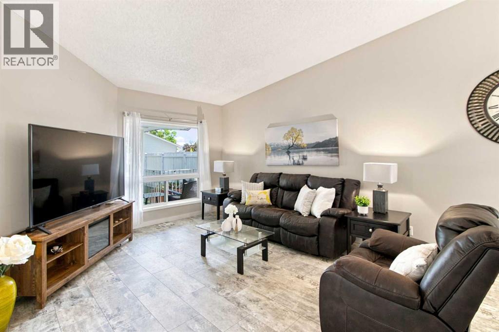 75 Lincoln Manor Sw, Calgary, Alberta T3E 7E3 - Photo 10 - A2339417