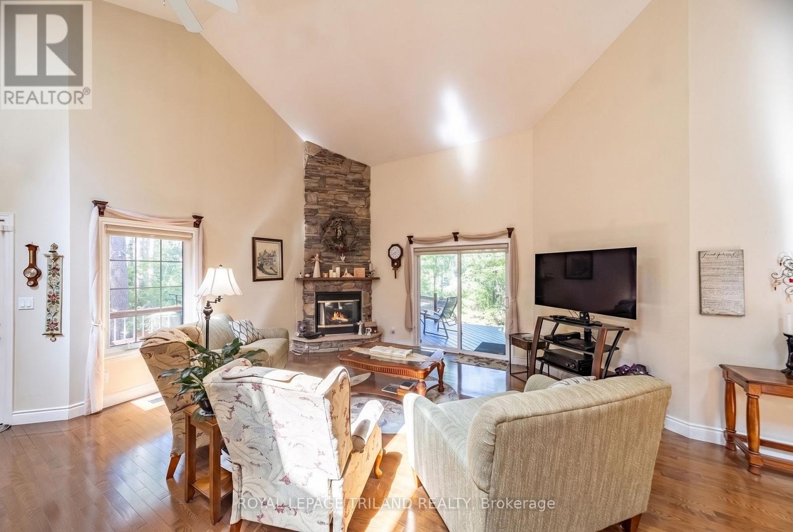 9958 Riverview Road, Lambton Shores, Ontario  N0M 1T0 - Photo 4 - X13704458
