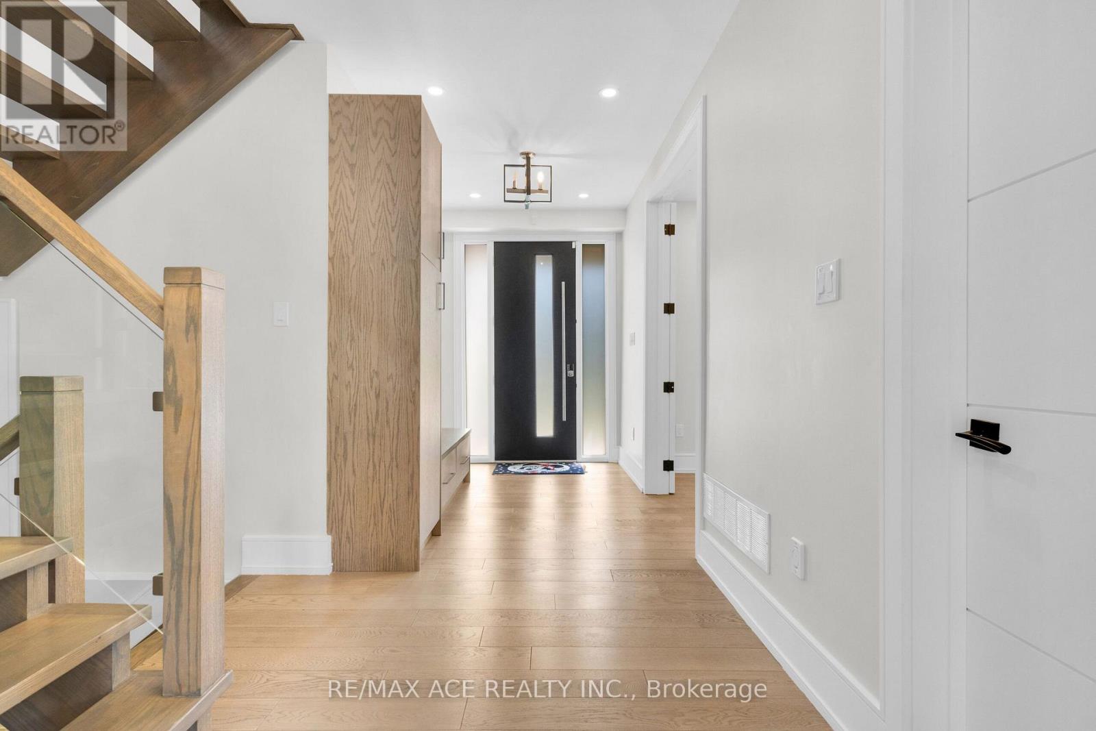 46 Sunnypoint Crescent, Toronto, Ontario  M1M 1B9 - Photo 3 - E13704486