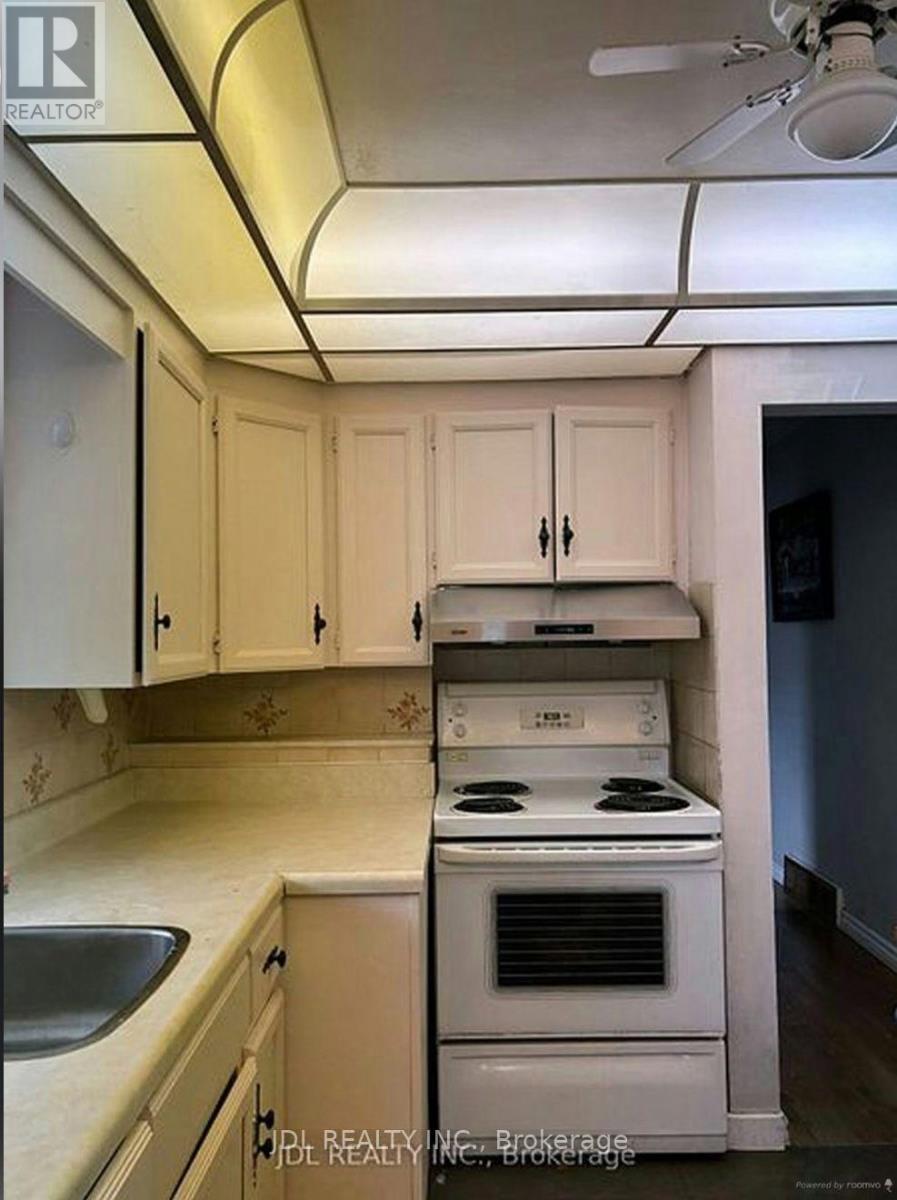 Three-Bedroom Main Floor - 8 Highwood Ave Avenue, Toronto, Ontario  M1R 2E4 - Photo 6 - E13704504