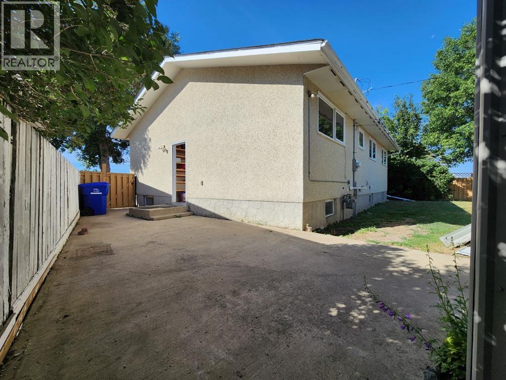 748 54 Avenue W, Claresholm, Alberta  T0L 0T0 - Photo 33 - A2334534