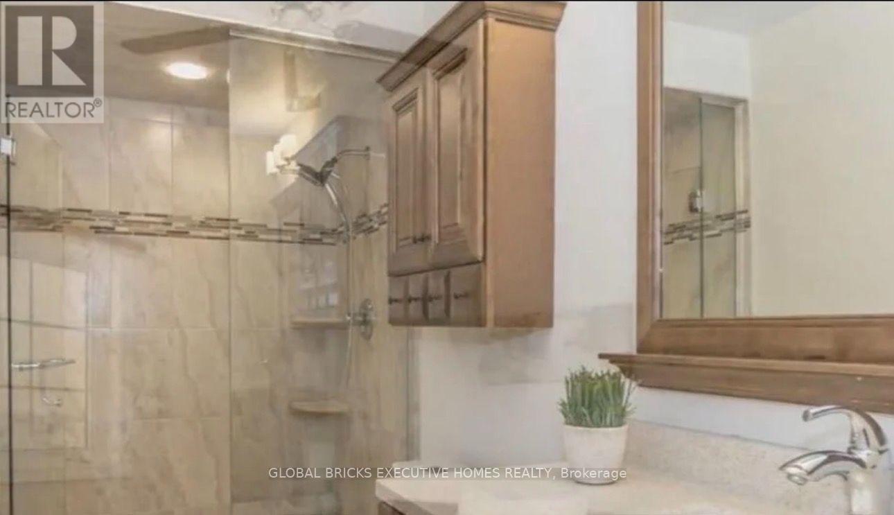 5847 Summerside Drive, Mississauga, Ontario  L5M 6J5 - Photo 17 - W13702720