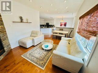 5847 Summerside Drive, Mississauga, Ontario  L5M 6J5 - Photo 4 - W13702720