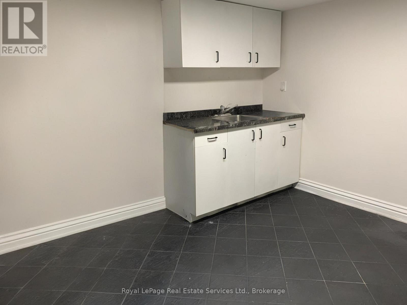 Lower Unit - 197 Broadway Street, Mississauga, Ontario  L5M 1H8 - Photo 11 - W13704562