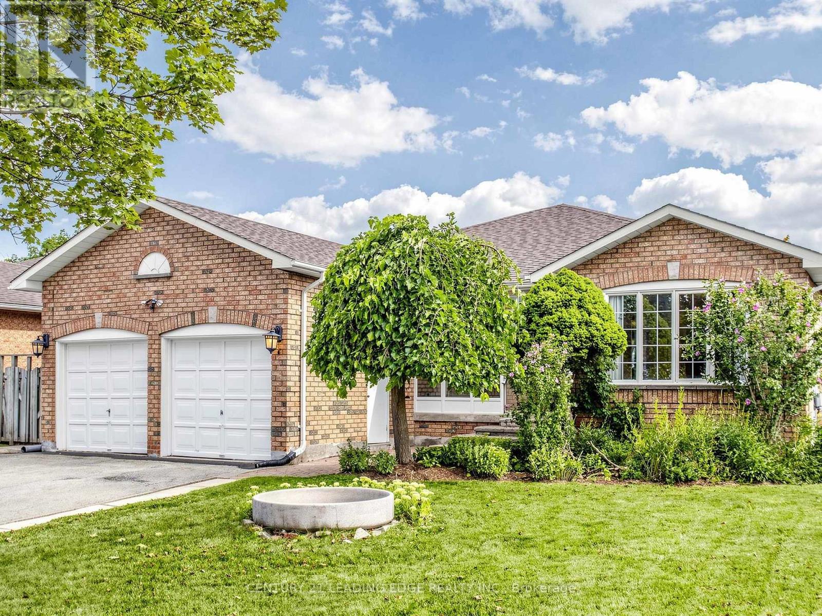 9 Coates Crescent, Richmond Hill, Ontario  L4E 2M3 - Photo 2 - N13704614