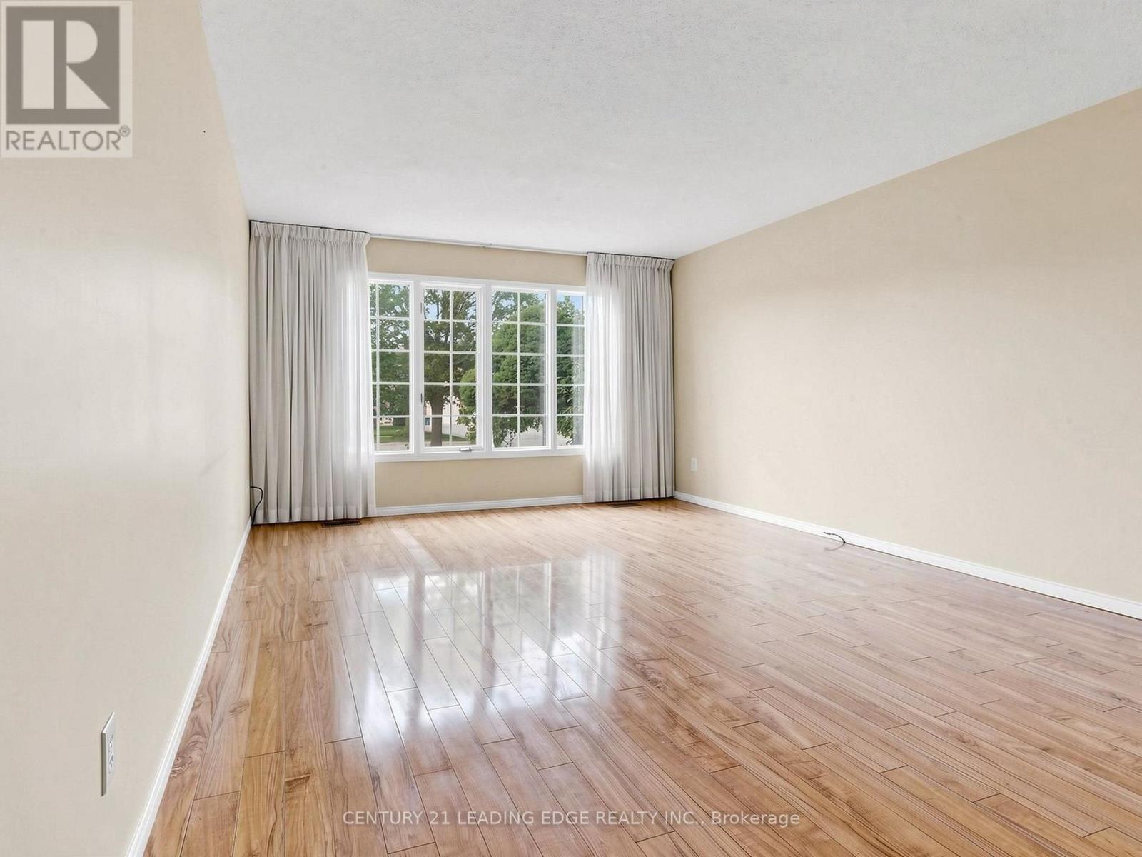 9 Coates Crescent, Richmond Hill, Ontario  L4E 2M3 - Photo 4 - N13704614