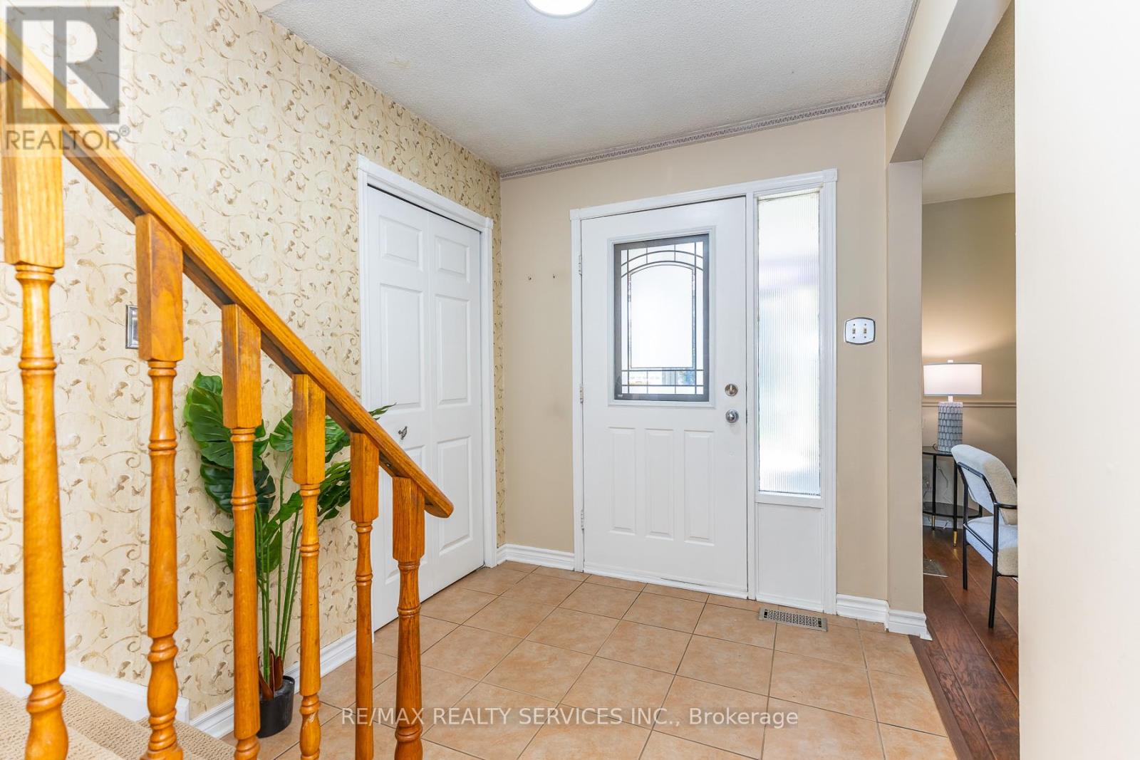 1217 Gloucester Square, Pickering, Ontario  L1V 3P7 - Photo 2 - E13704634