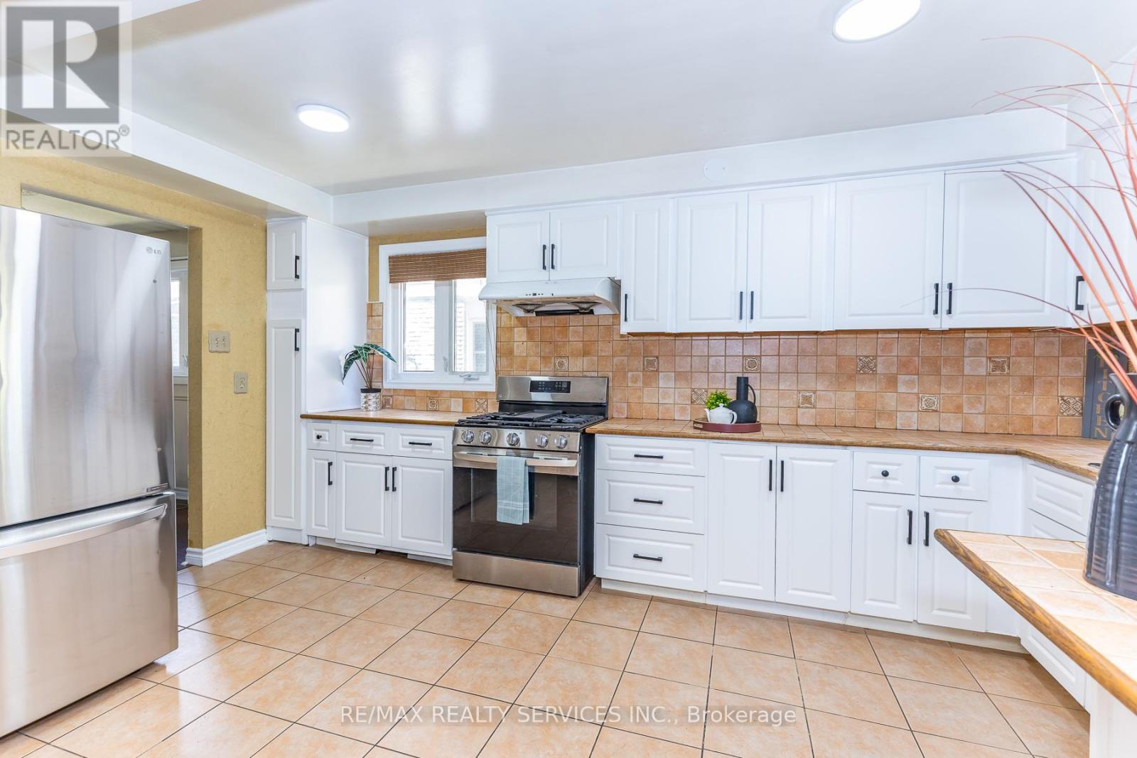 1217 Gloucester Square, Pickering, Ontario  L1V 3P7 - Photo 9 - E13704634