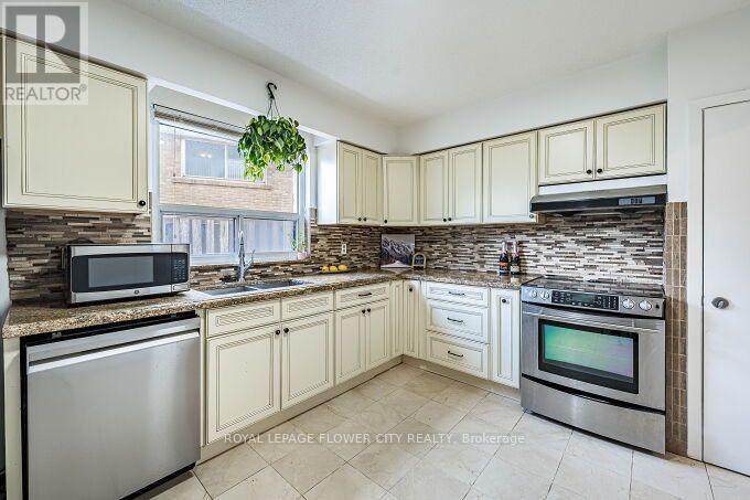 3 Clayhall Crescent, Toronto, Ontario  M3J 1W5 - Photo 15 - W13704642