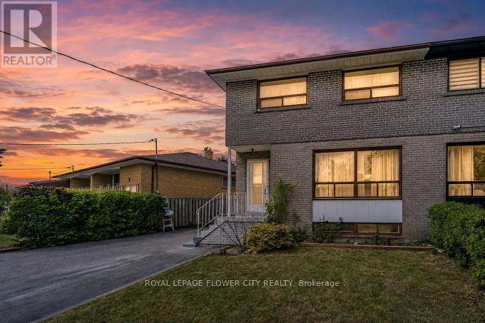 3 Clayhall Crescent, Toronto, Ontario  M3J 1W5 - Photo 2 - W13704642