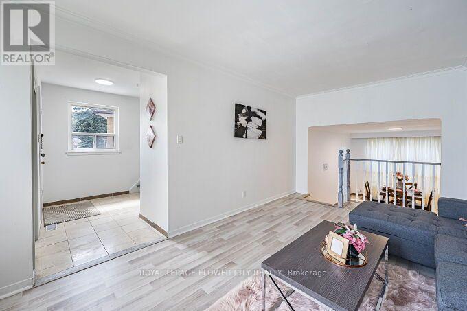3 Clayhall Crescent, Toronto, Ontario  M3J 1W5 - Photo 8 - W13704642