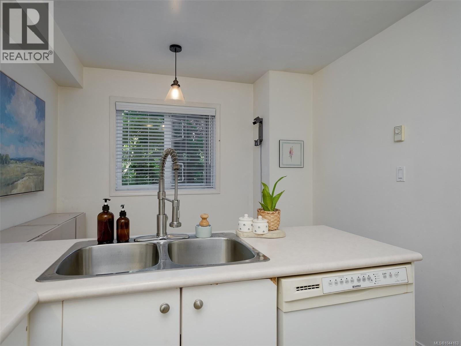 110 494 Marsett Pl, Saanich, British Columbia V8Z 4J1 - Photo 10 - 1044163