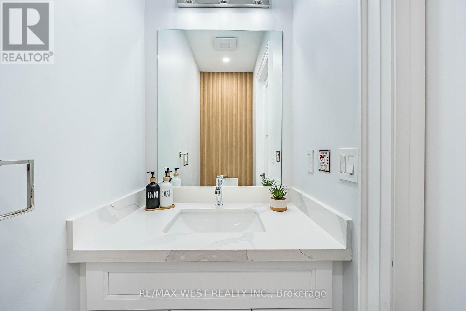 46 Golfdown Drive, Toronto, Ontario  M9W 2H7 - Photo 19 - W13703090