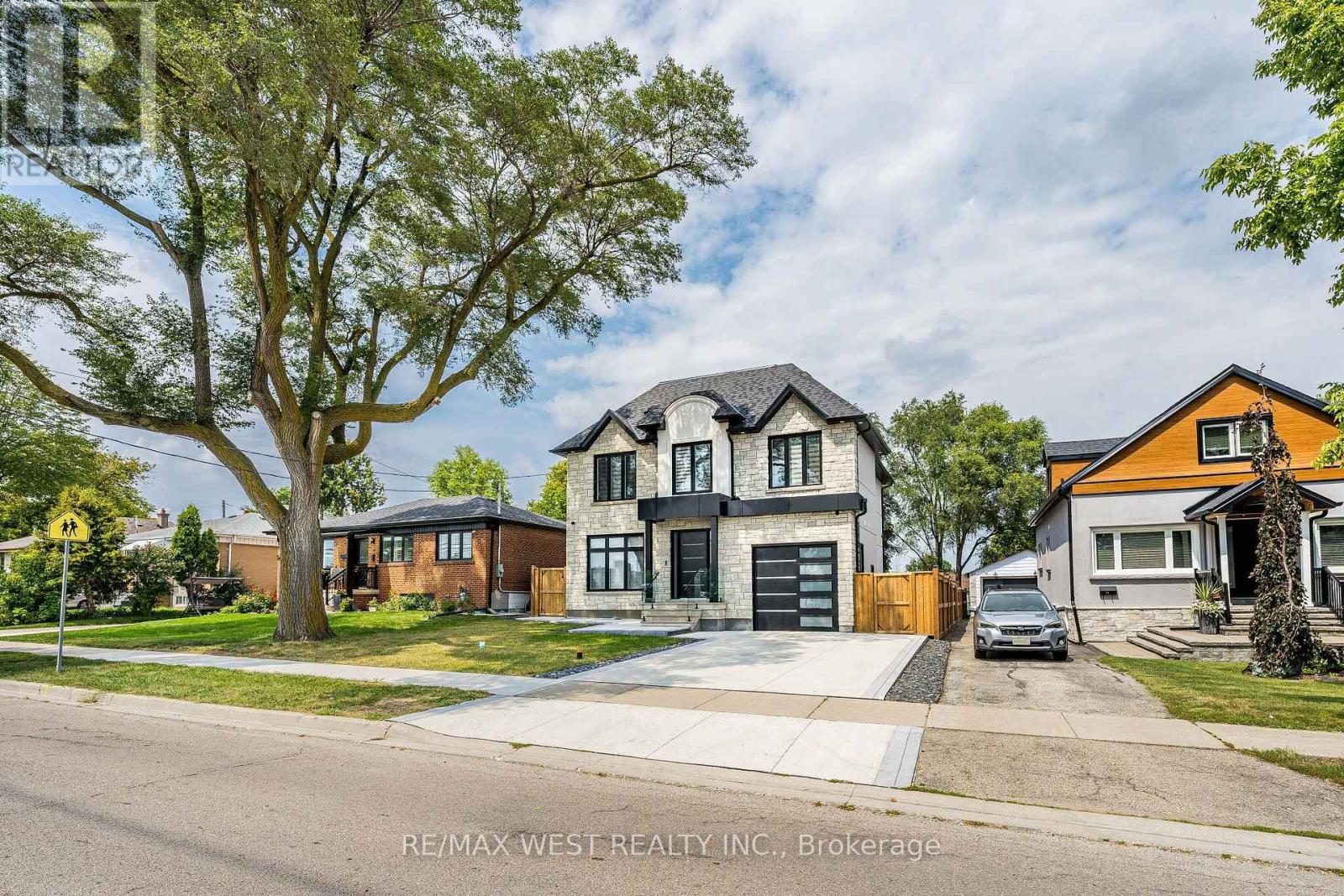 46 Golfdown Drive, Toronto, Ontario  M9W 2H7 - Photo 4 - W13703090