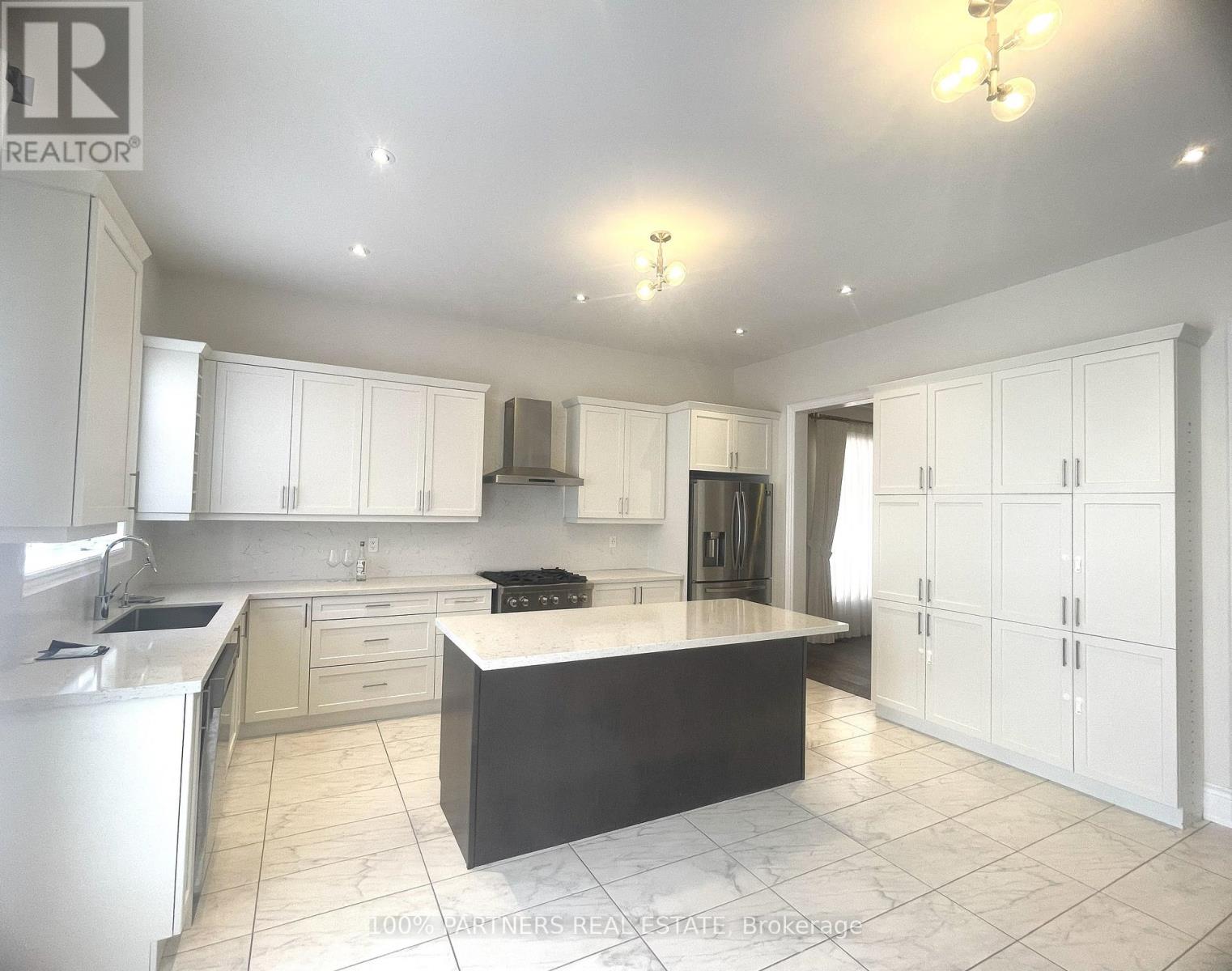 117 Botelho Circle E, Aurora, Ontario  L4G 7Y0 - Photo 2 - N13704734