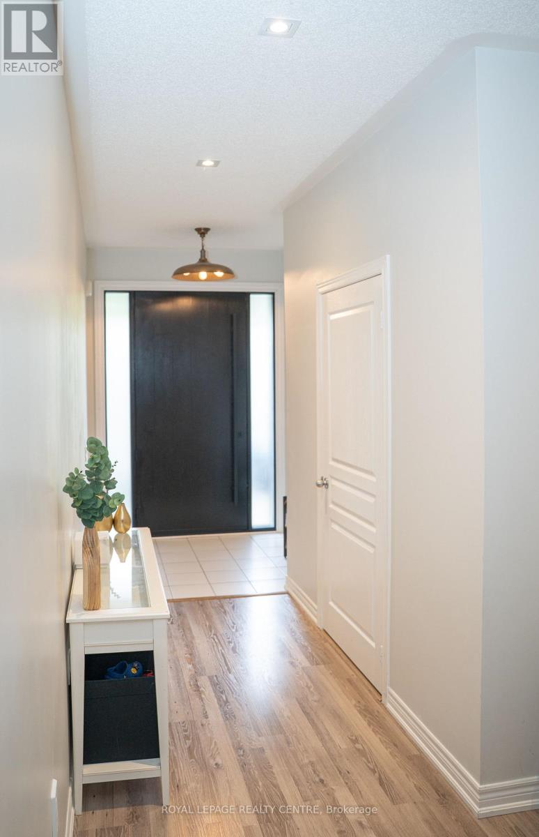 11 Falling Leaf Drive, Caledon, Ontario  L7C 2Z3 - Photo 3 - W13704702