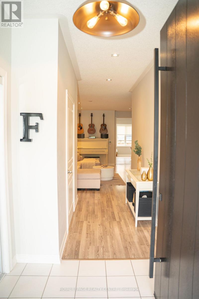 11 Falling Leaf Drive, Caledon, Ontario  L7C 2Z3 - Photo 4 - W13704702