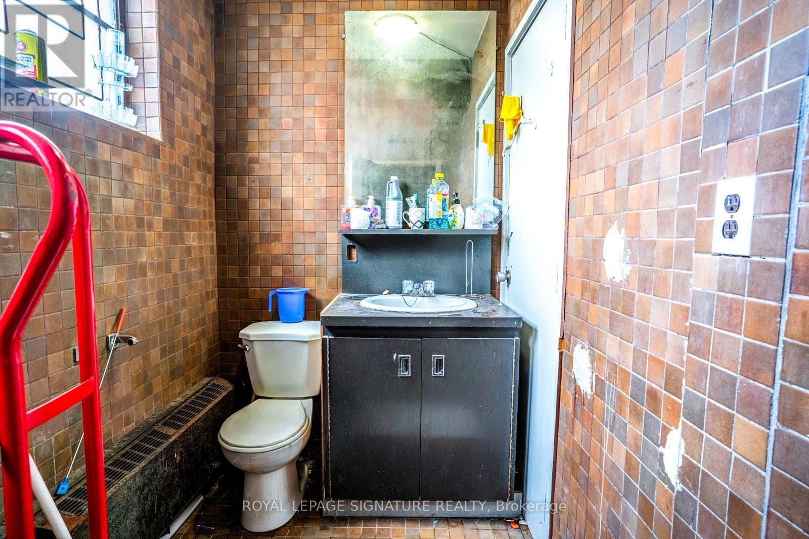 1180 St. Clair Avenue W, Toronto, Ontario  M6E 1B4 - Photo 9 - W13704738