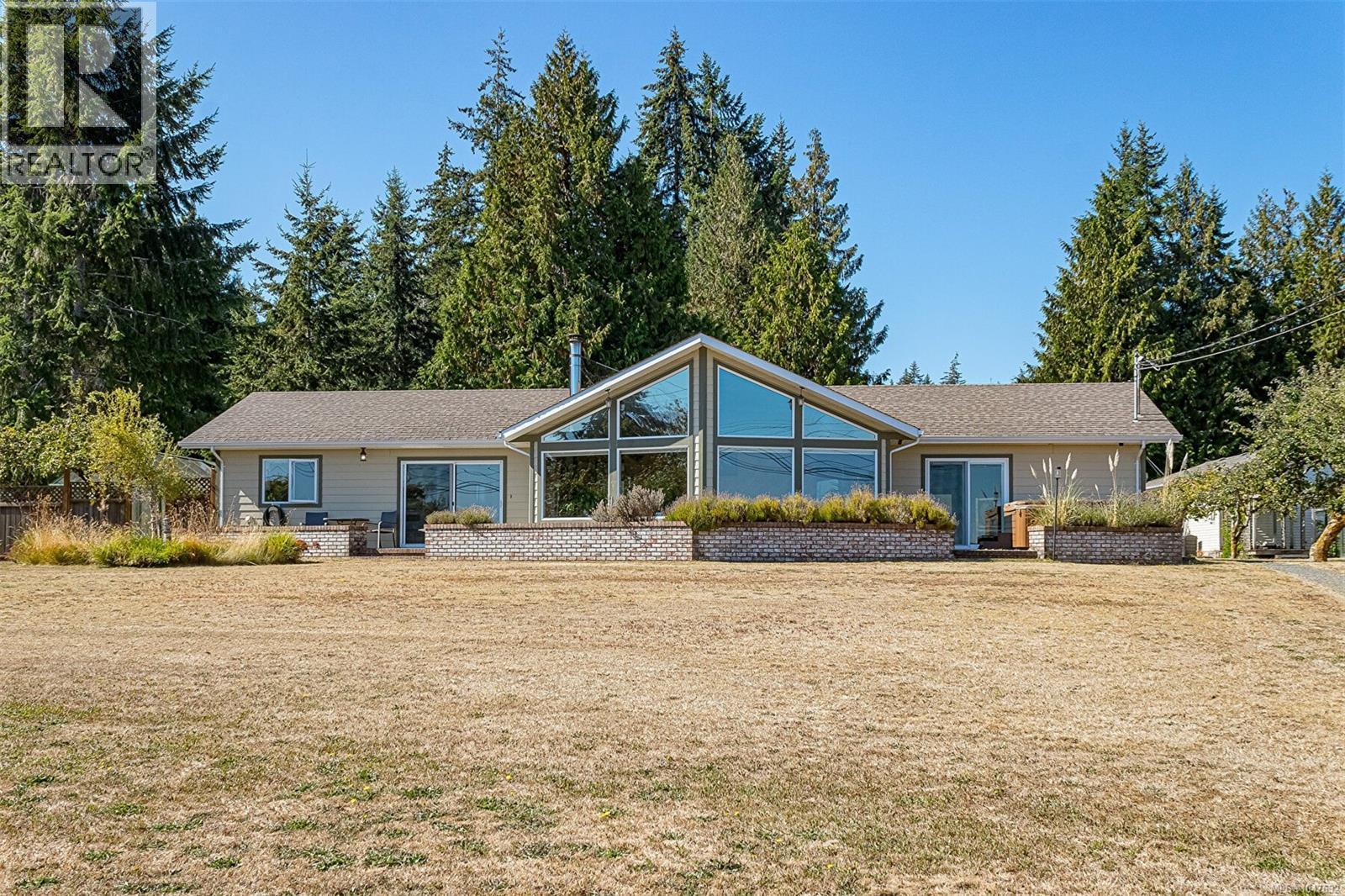 6780 Island Hwy W, Bowser, British Columbia  V0R 1G0 - Photo 1 - 1047632