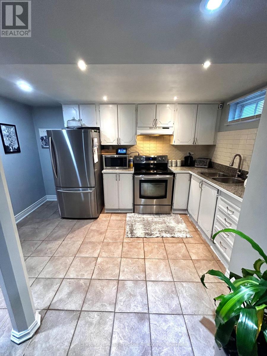91 Monaco Court, Brampton, Ontario  L7A 1X2 - Photo 9 - W13704750
