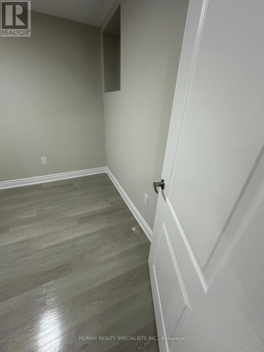 10 Bramacre Court, Brampton, Ontario  L7A 1T5 - Photo 6 - W13704778