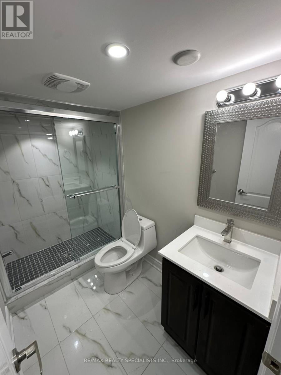 10 Bramacre Court, Brampton, Ontario  L7A 1T5 - Photo 8 - W13704778