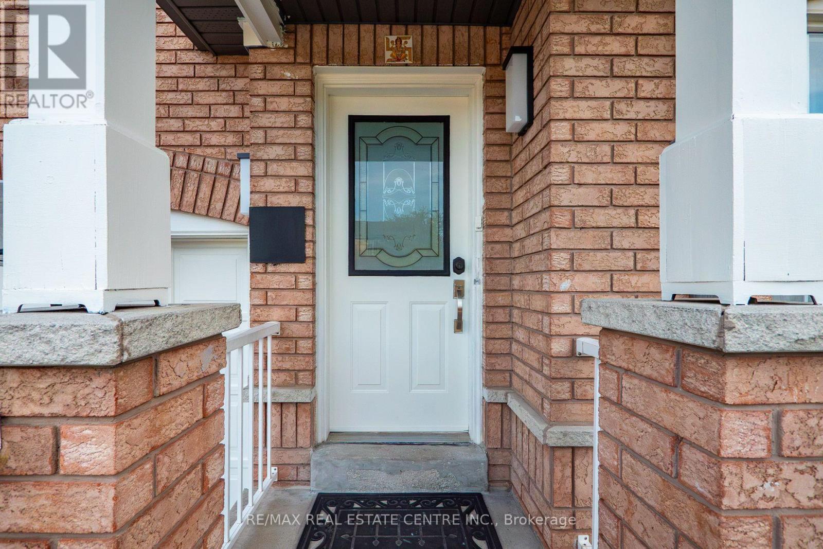 8 Flatlands Way, Brampton, Ontario  L6R 2B5 - Photo 2 - W13704780