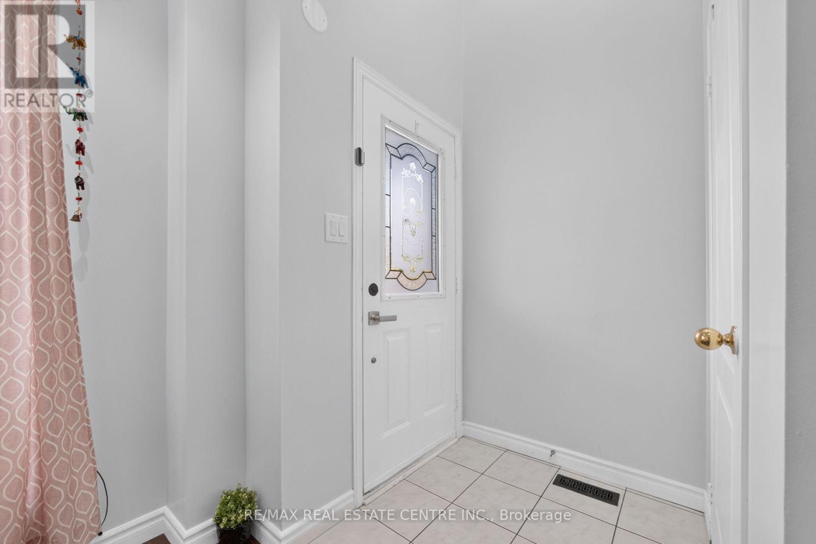 8 Flatlands Way, Brampton, Ontario  L6R 2B5 - Photo 3 - W13704780