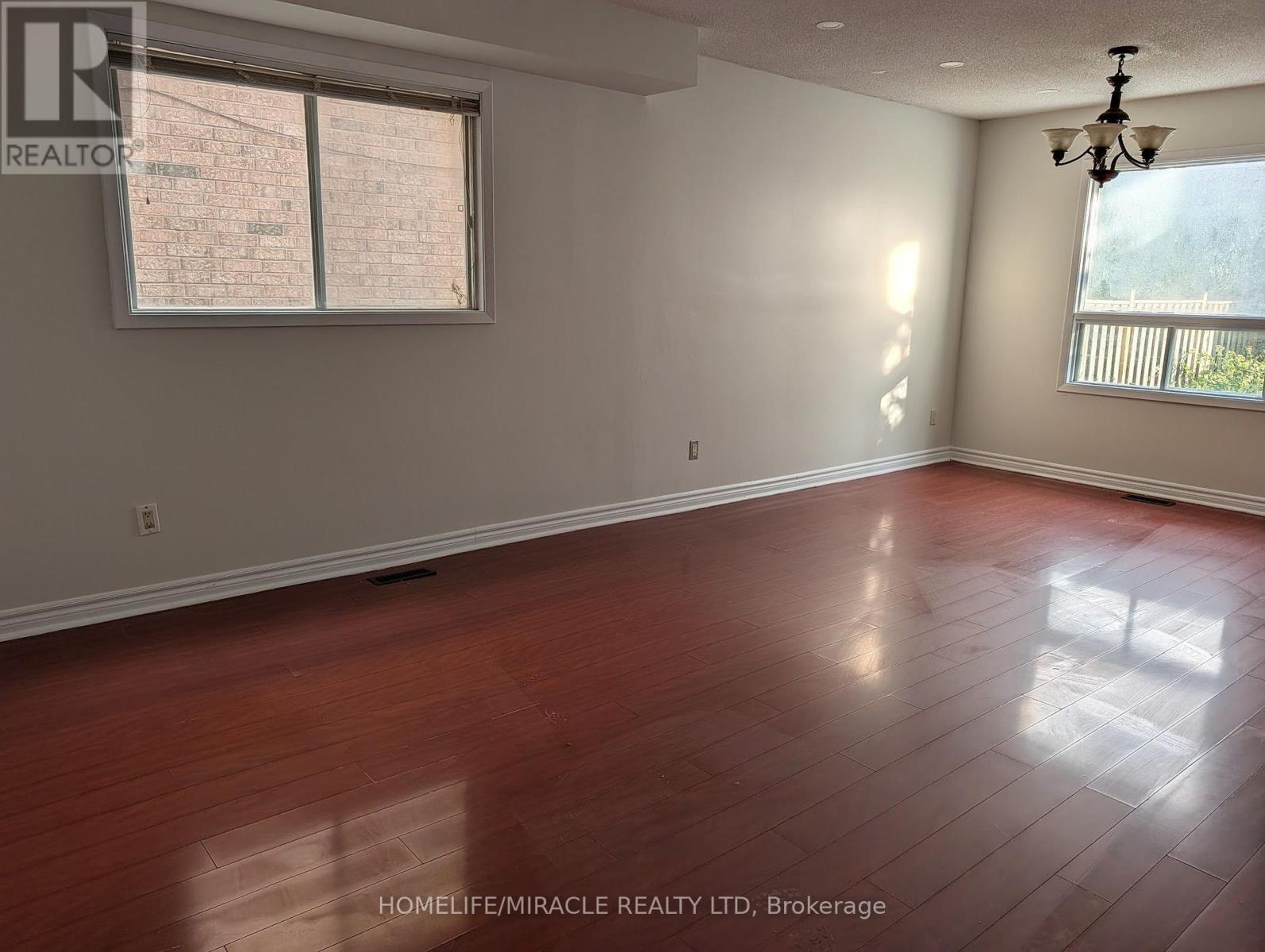 18 Beisel Court, Brampton, Ontario  L6Z 2R8 - Photo 4 - W13704782
