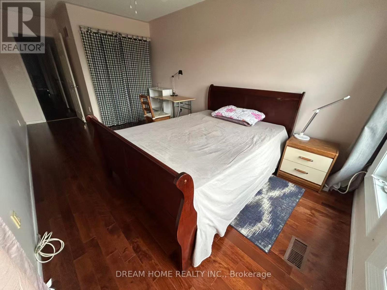 Bedroom 2 - 2876 Westbury Court, Mississauga, Ontario  L5M 6B3 - Photo 2 - W13704786