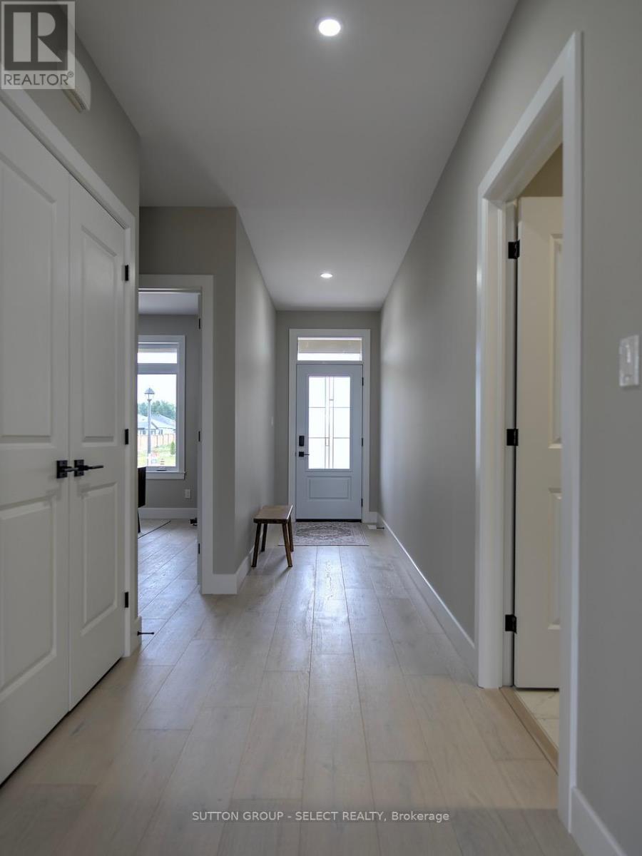 15 Lois Court, Lambton Shores, Ontario  N0M 1T0 - Photo 2 - X13007082