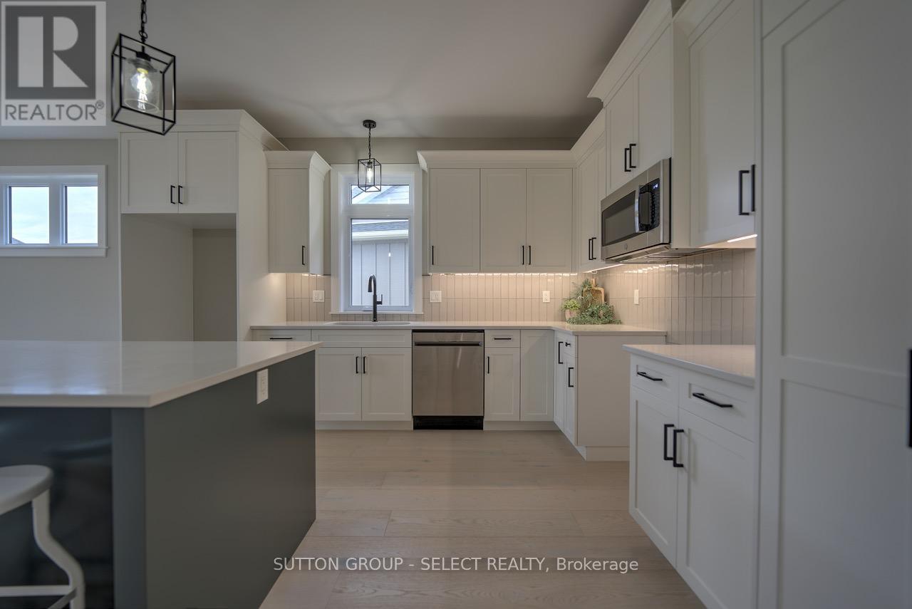 15 Lois Court, Lambton Shores, Ontario  N0M 1T0 - Photo 4 - X13007082