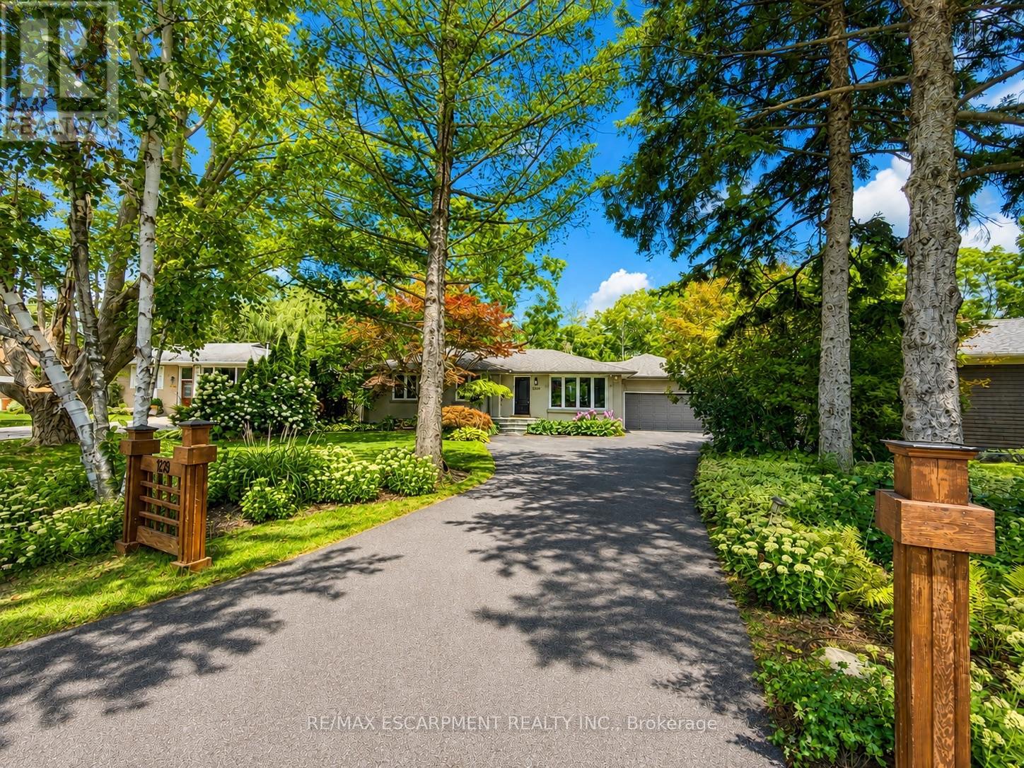 1239 Baldwin Drive, Oakville, Ontario  L6J 2W4 - Photo 2 - W13695820