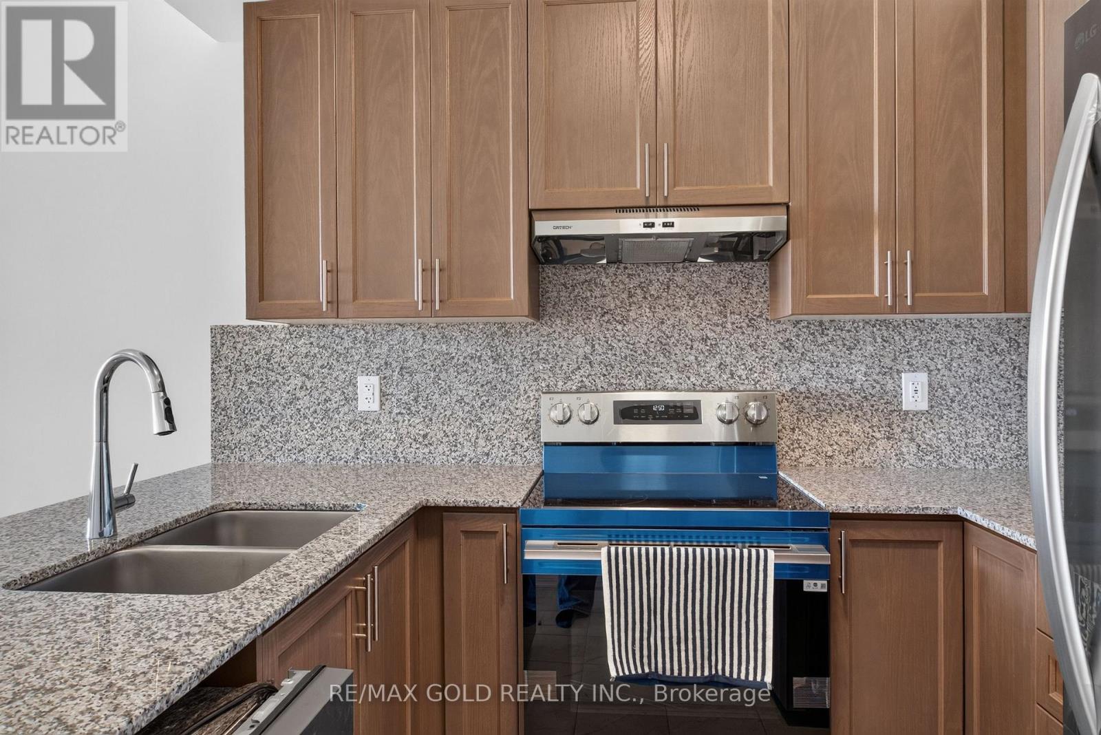 32 Twinflower Way, Brampton, Ontario  L6P 0A1 - Photo 8 - W13704832