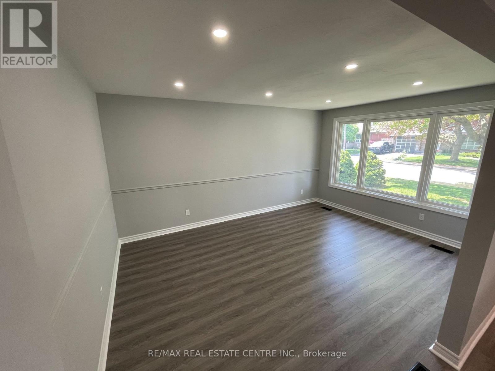 Upper - 37 Goldfinch Rd Road, Hamilton, Ontario  L9A 3W8 - Photo 11 - X13704836