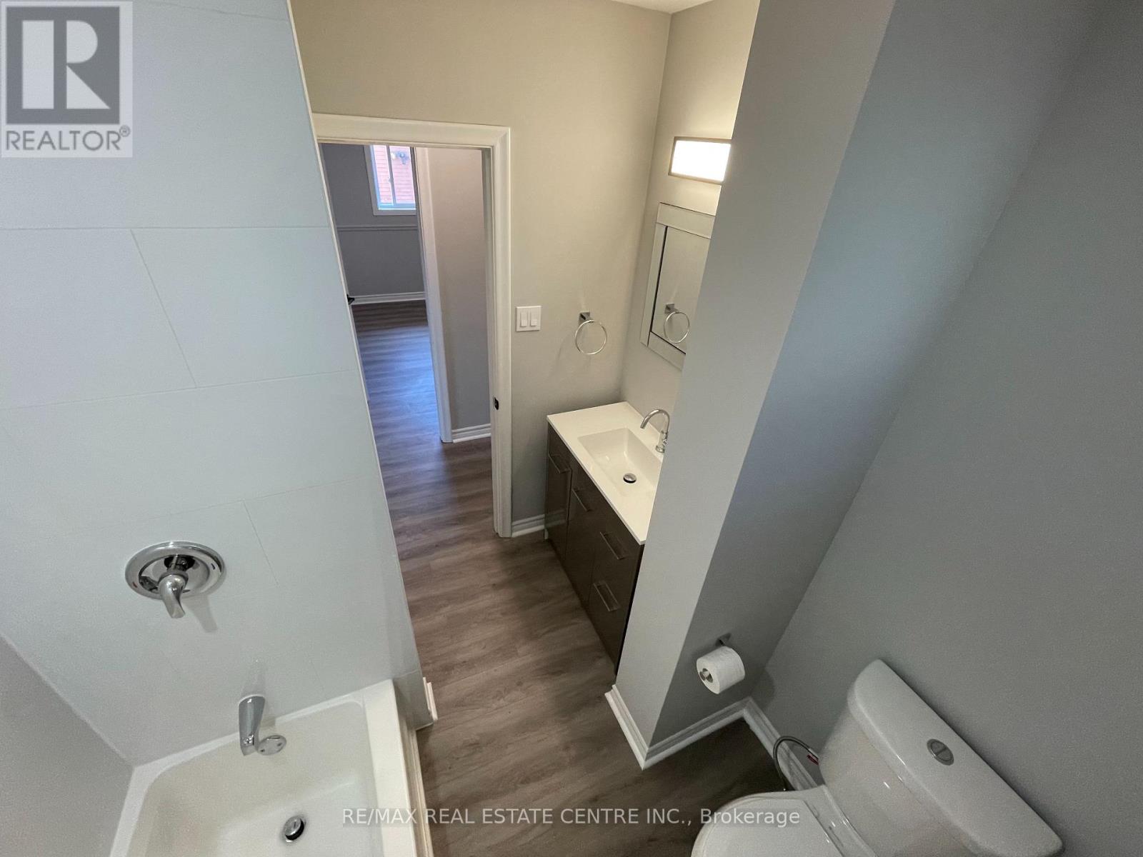 Upper - 37 Goldfinch Rd Road, Hamilton, Ontario  L9A 3W8 - Photo 19 - X13704836