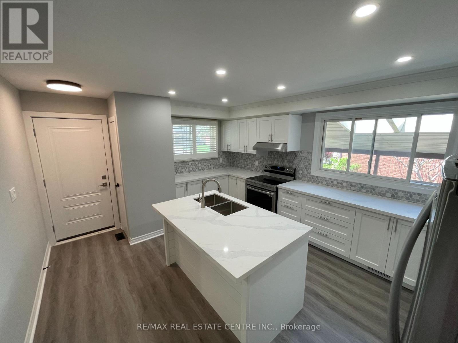 Upper - 37 Goldfinch Rd Road, Hamilton, Ontario  L9A 3W8 - Photo 4 - X13704836