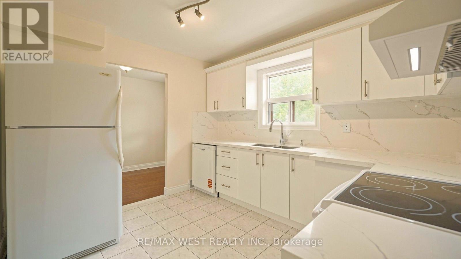 139 Ranee Avenue, Toronto, Ontario  M6A 1N3 - Photo 13 - C13697796